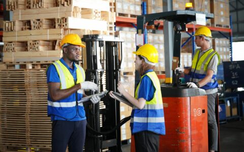 Os trabalhadores do armazém estão verificando estoque e inventário no armazém de varejo Conceito de indústria de fábrica de negócios